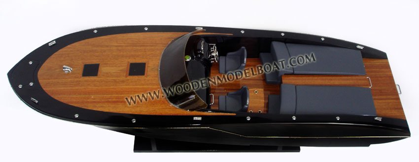 Built by the Austrian manufacturer Frauscher Shipyard, the lovely Frauscher 1017 GT yacht tender won the Motor Boat Award 2014 in the ‘Performance Boat’ category. According to the judges, Frauscher 1017 GT boat collected the top spot thanks to its “outstandingly fast, agile hull and outrageously beautiful design”