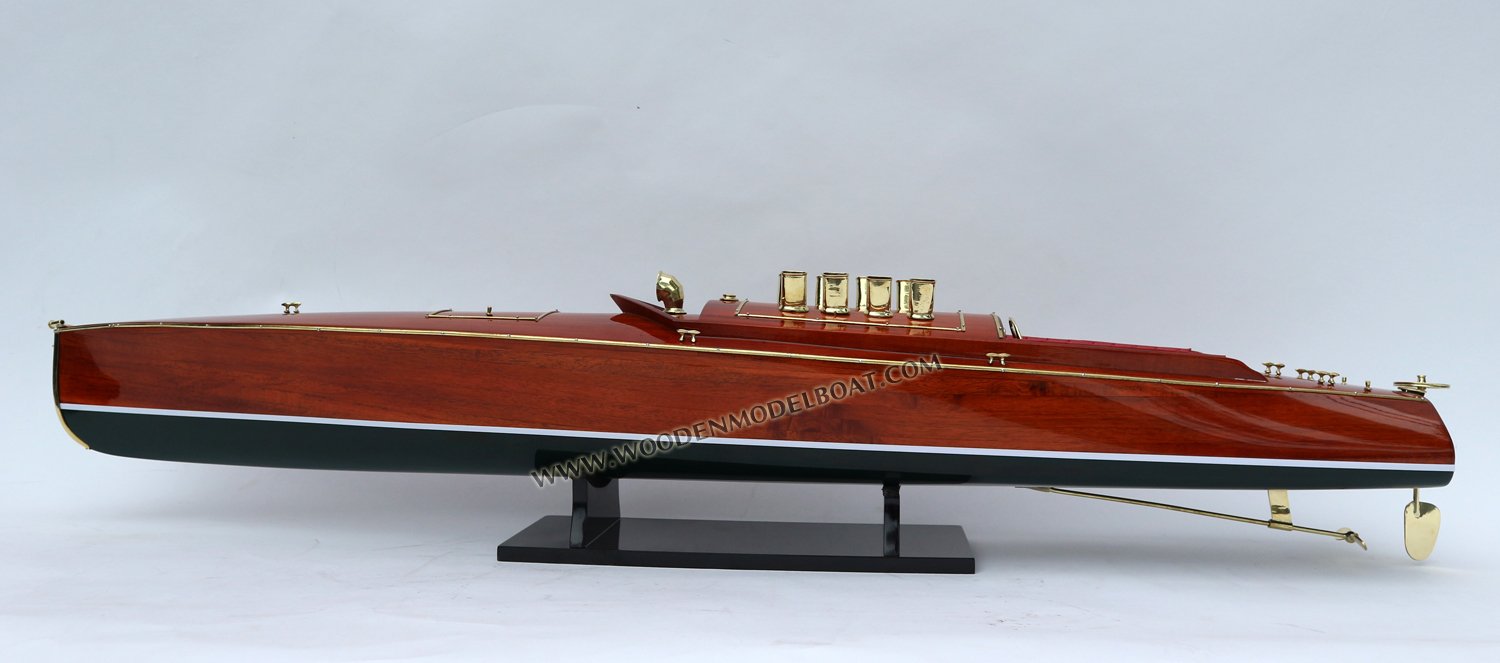 Dixie II museum boat in New york model boat, Built in 1908 by George Lawley & Sons, South Boston, MA. Length 39' 1". Beam 5' 7". Its engine, one 8 cylinders out of V with 45 degrees of 220 CV to 900 rpm. On August 3, 1908, it won easily over the Harmsworth Trophy at the initial velocity of 52.8 km/h (32.8 mile/h). At the end of August of the same year, it gains Gold Cup over the SAINT LAURENT, as well as the 2 following editions in 1909 and 1910.