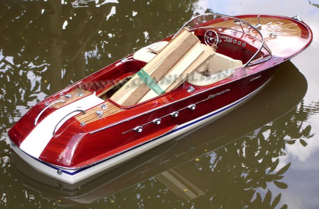 MODEL BOAT SUPER RIVA AQUARAMA